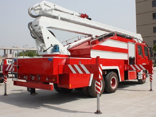 中潔牌重汽豪沃26米舉高噴射消防車